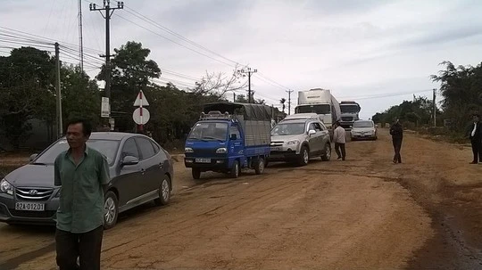 Quốc lộ 14 bị ách tắc dài gần 1km.