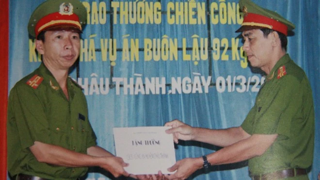 Ông Nguyễn Văn Nên (trái) trong dịp được Công an Tiền Giang khen thưởng sau khi phá vụ án buôn lậu 92kg vàng.