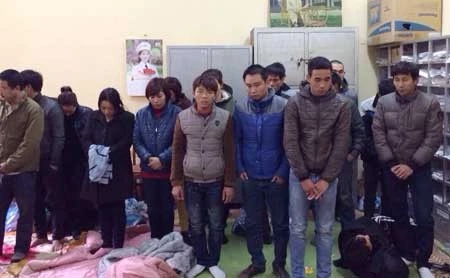 Nhóm người tại cơ quan điều tra.