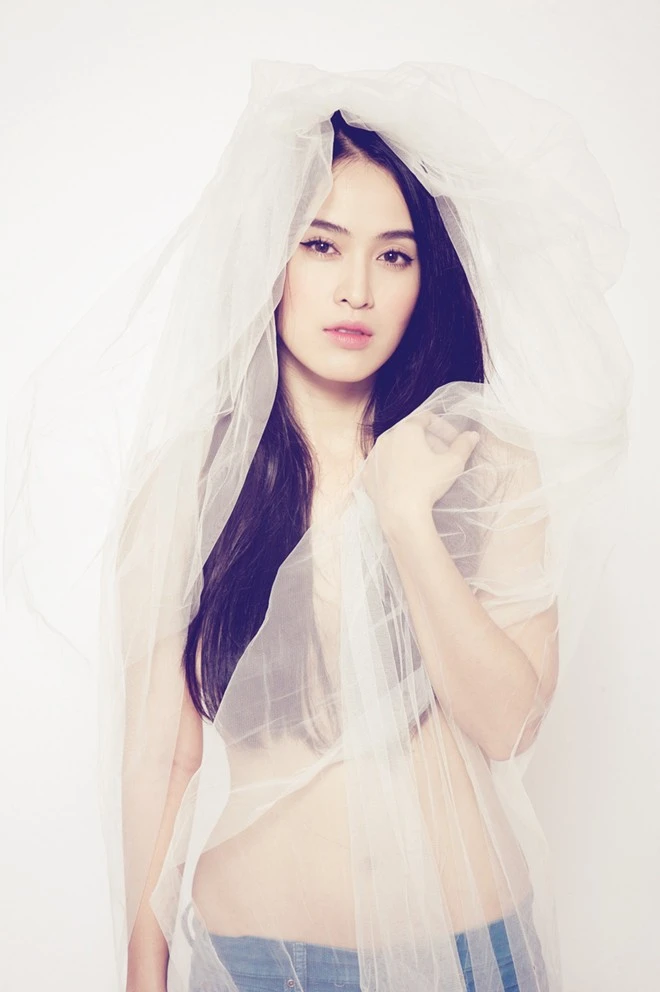 Valentine 2014, Tú Vi quyết định công khai người yêu là diễn viên Văn Anh. Ngay lập tức cặp đôi nhận được sự quan tâm của đông đảo người hâm mộ và giới truyền thông. Cả hai tiết lộ họ gặp và quen nhau khi cùng tham gia phimBếp hát.Trong phim họ đảm nhận vai trò cặp nam nữ đầu bếp và yêu nhau trong khung cảnh tình tứ, lãng mạn. Trong thời gian làm việc cùng nhau, cả hai nhận ra tình cảm đôi bên và đến với nhau rất tự nhiên và chân thành. Ngày công chiếu bộ phim điện ảnhQuả tim máu, Tú Vi giới thiệu người yêu đến người hâm mộ và báo giới.