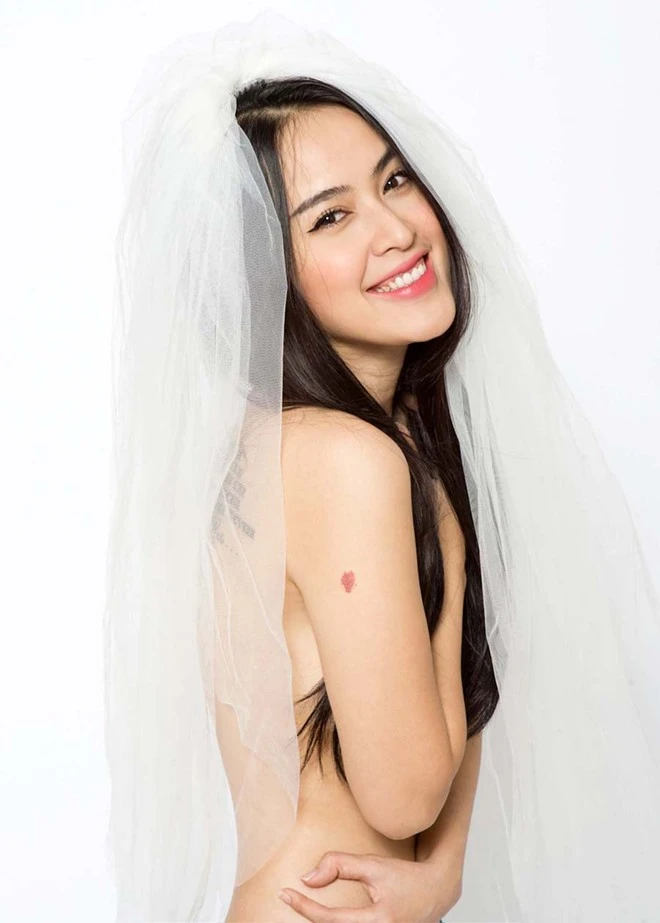 Trong nhiều khung ảnh, người đẹp còn để lộ một số hình xăm sau lưng. Những hình xăm đều có ý nghĩa trừu tượng. Trước đó, cô hiếm khi chụp ảnh bán nude và cũng chưa từng khoe hình xăm với công chúng.