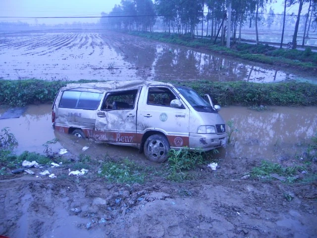 Chiếc xe khách đón dâu bị chiếc xe tải đi ngược chiều húc xuống mương nước.