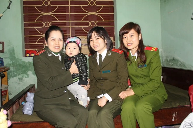 Cháu bé trong vòng tay của những người mẹ hiền.