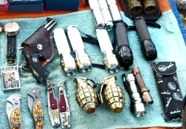 Trên đường 3 Tháng 2, đoạn giao với đường Lê Đại Hành, hàng chục gian hàng rong bày bán đủ loại mặt hàng, từ vàng giả, mắt kính, nước hoa, đồng hồ cho đến các loại bật lửa có hình dáng súng, lựu đạn … và dao bấm. Trên đường 3 Tháng 2, đoạn giao với đường Lê Đại Hành, hàng chục gian hàng rong bày bán đủ loại mặt hàng, từ vàng giả, mắt kính, nước hoa, đồng hồ cho đến các loại bật lửa có hình dáng súng, lựu đạn … và dao bấm.