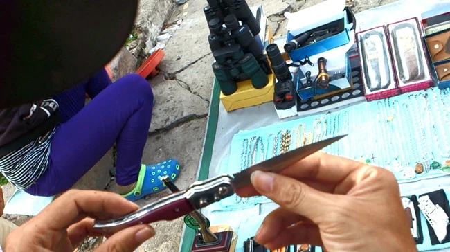 Một cây dao bấm ngắn như thế này có giá 100.000 đồng. Một cây dao bấm ngắn như thế này có giá 100.000 đồng.