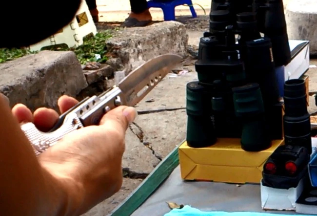 Dao bấm loại lớn có kèm theo đèn pin giá 250.000 đồng. Dao bấm loại lớn có kèm theo đèn pin giá 250.000 đồng.