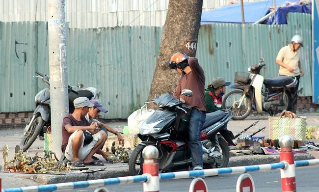 Khá đông người đi đường ghé vào mua những món đồ lạ mắt, đặt biệt là dao bấm.Những con dao này không có tác dụng sử dụng trong cuộc sống hằng ngày, mà chủ yếu được người mua mang theo để “phòng thân”. Khá đông người đi đường ghé vào mua những món đồ lạ mắt, đặt biệt là dao bấm.Những con dao này không có tác dụng sử dụng trong cuộc sống hằng ngày, mà chủ yếu được người mua mang theo để “phòng thân”.