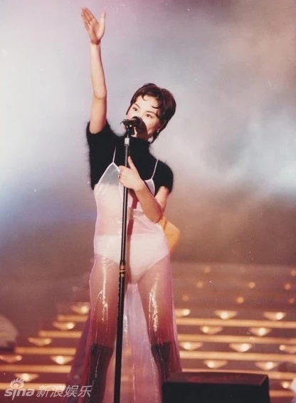 Vương Phi và một trang phục biểu diễn sexy.