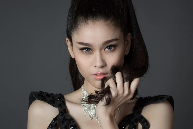 Trong MV, Trương Quỳnh Anh mời ông xã Tim và hot boy Harry Lu tham gia diễn xuất, tạo được sự chú ý đối với khán giả. Tuy vậy, bà mẹ sinh năm 1989 khẳng định hai vợ chồng cô sẽ độc lập về hình ảnh.