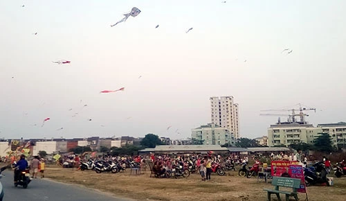 Nhập viện vì vướng phải dây thả diều ảnh 3