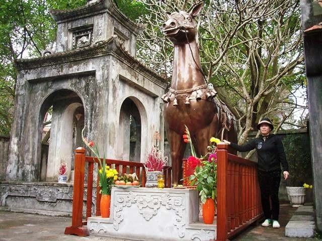 Ngựa mới được đặt trong khuôn viên đền Phù Đổng.