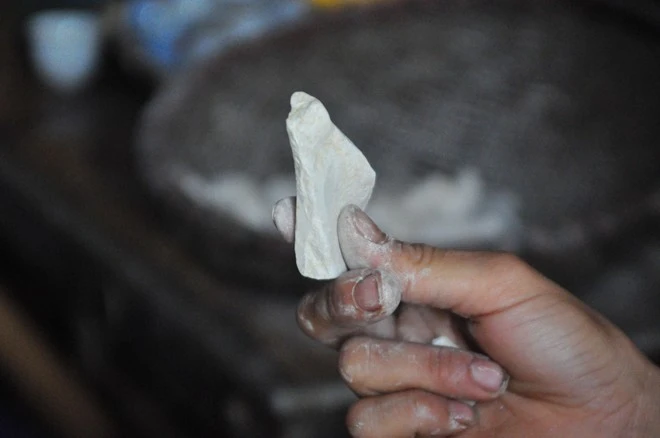 Cận cảnh miếng "ngói" hay còn gọi đất hun khói sau khi được chế biến. Đất hơi ngả sang vàng vì ám khỏi và có mùi thơm của lá sim.Ăn vào sẽ có cảm giác như ăn miếng lương khô nhưng không bị khát nước. Cận cảnh miếng "ngói" hay còn gọi đất hun khói sau khi được chế biến. Đất hơi ngả sang vàng vì ám khỏi và có mùi thơm của lá sim.Ăn vào sẽ có cảm giác như ăn miếng lương khô nhưng không bị khát nước.