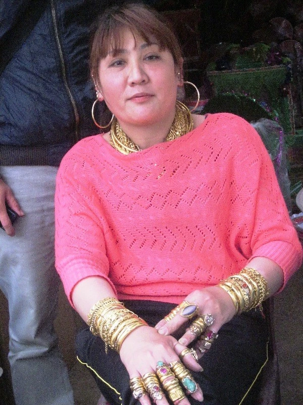 Khoảng 30-40 năm về trước, ở thôn nhiều hộ vẫn còn giữ tục lệ đào đất lên hun khói lá sim, mang ra chợ huyện bán lấy tiền. Mỗi người mua vài xu, vài hào được một nắm gói vào lá chuối mang về. Đất là món ăn quà vặt khi đi chợ, như ở nơi khác người ta ăn kẹo dồi, bánh khảo. Khoảng 30-40 năm về trước, ở thôn nhiều hộ vẫn còn giữ tục lệ đào đất lên hun khói lá sim, mang ra chợ huyện bán lấy tiền. Mỗi người mua vài xu, vài hào được một nắm gói vào lá chuối mang về. Đất là món ăn quà vặt khi đi chợ, như ở nơi khác người ta ăn kẹo dồi, bánh khảo.