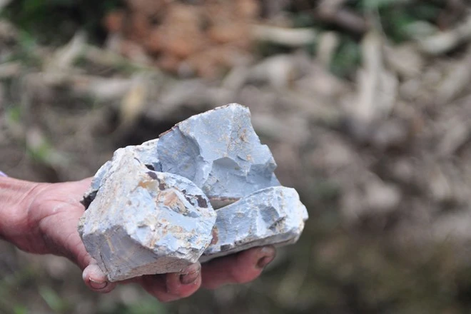 Loại đất dùng để ăn không phải đất bình thường trồng trọt cây cối ở vườn mà phải đào trên núi sau nhà. Trước đây, nhiều núi có đất “ngói” nhưng do bị khai thác bán nhiều đời nên ngày nay không còn nhiều. Muốn lấy được đất “ngói” phải đào hố sâu 3-7m mới thấy. Khi đào thấy đất phải dùng búa đục từng mảng một cho vào rổ đưa cho người trên bờ. Loại đất dùng để ăn không phải đất bình thường trồng trọt cây cối ở vườn mà phải đào trên núi sau nhà. Trước đây, nhiều núi có đất “ngói” nhưng do bị khai thác bán nhiều đời nên ngày nay không còn nhiều. Muốn lấy được đất “ngói” phải đào hố sâu 3-7m mới thấy. Khi đào thấy đất phải dùng búa đục từng mảng một cho vào rổ đưa cho người trên bờ.