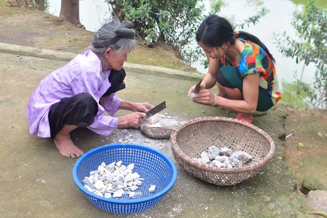 “Ngói” có thể ăn sống sau khi khai thác về nhưng để có mùi vị hấp dẫn phải chế biến khá tỉ mỉ và kỹ lưỡng. Trước tiên, đất được khai thác về còn nhiều tạp đất, sạn cần phải gọt, đẽo thật sạch và tách thành từng miếng nhỏ như kẹo lạc. “Ngói” có thể ăn sống sau khi khai thác về nhưng để có mùi vị hấp dẫn phải chế biến khá tỉ mỉ và kỹ lưỡng. Trước tiên, đất được khai thác về còn nhiều tạp đất, sạn cần phải gọt, đẽo thật sạch và tách thành từng miếng nhỏ như kẹo lạc.