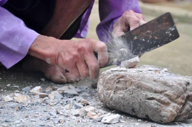 “Ngói” có hai màu có thể dùng để ăn là màu trắng sữa như màu bánh khảo và màu xanh như chè lam. “Ngói” có hai màu có thể dùng để ăn là màu trắng sữa như màu bánh khảo và màu xanh như chè lam.