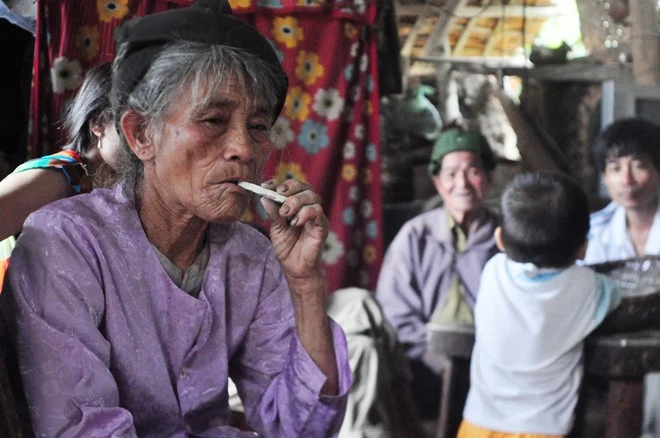 Trước kia, khách tới nhà không có bánh kẹo như bây giờ mà chỉ mời nhau những miếng đất béo, ngậy như vậy. Các con dâu, cháu dâu mang thai khi ăn thử đều thích, nghiền món này. Cháu dâu nhỏ nhất của bà là Nguyễn Thị Khuyên (24 tuổi) quê ở Hòa Bình về làm dâu 3 năm nay. Mới đầu khi nói ăn đất, chị nhất định không ăn nhưng chứng kiến tận mắt từ khâu chế biến đến việc cả nhà ngồi cắn sần sật từng miếng, chị mới ăn theo. Sau đó, khi có bầu thì Khuyên bắt đầu nghiện, thường xuyên bảo cháu xuống đào lên ăn. Trước kia, khách tới nhà không có bánh kẹo như bây giờ mà chỉ mời nhau những miếng đất béo, ngậy như vậy. Các con dâu, cháu dâu mang thai khi ăn thử đều thích, nghiền món này. Cháu dâu nhỏ nhất của bà là Nguyễn Thị Khuyên (24 tuổi) quê ở Hòa Bình về làm dâu 3 năm nay. Mới đầu khi nói ăn đất, chị nhất định không ăn nhưng chứng kiến tận mắt từ khâu chế biến đến việc cả nhà ngồi cắn sần sật từng miếng, chị mới ăn theo. Sau đó, khi có bầu thì Khuyên bắt đầu nghiện, thường xuyên bảo cháu xuống đào lên ăn.