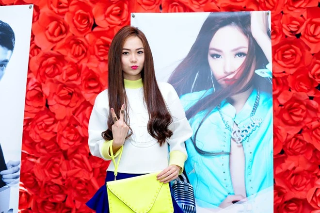 Nữ ca sĩ với biệt danh “bé Heo” cũng cho biết thêm,Tôi tỏa sángsẽ là chương trình đánh dấu quãng đường dài từ những ngày đầu tham gia showbiz đến thời điểm hiện tại của cô thông qua âm nhạc. Do đó, khán giả sẽ được thưởng thức lại những ca khúc tuổi teen từng giúp Minh Hằng được yêu thích, đến khi chuyển sang phong cách gợi cảm, hiện đại trong vài năm trở lại đây.