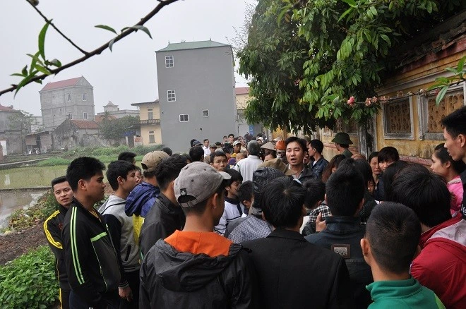 Người dân thôn Cựu Quán phản đối việc một số cán bộ thôn bán gỗ.