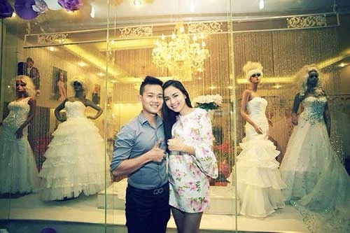 Diễm Hương và chuyên gia trang điểm Hy Nguyễn tại TP. Mỹ Tho.