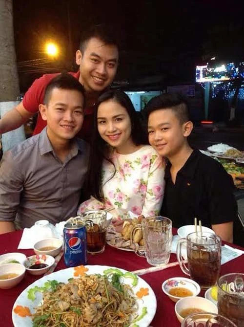 Diễm Hương dùng bữa bên những người bạn tại TP. Mỹ Tho.