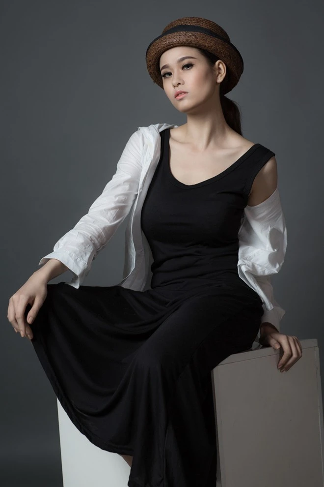 Để tự tin xuất hiện trong những bộ trang phục hở bạo, Trương Quỳnh Anh phải kết hợp tập thể dục và ăn kiêng để giảm cân. Cô cho biết ai gặp mình ở ngoài cũng chê gầy ốm nhưng khi lên hình mới đẹp.