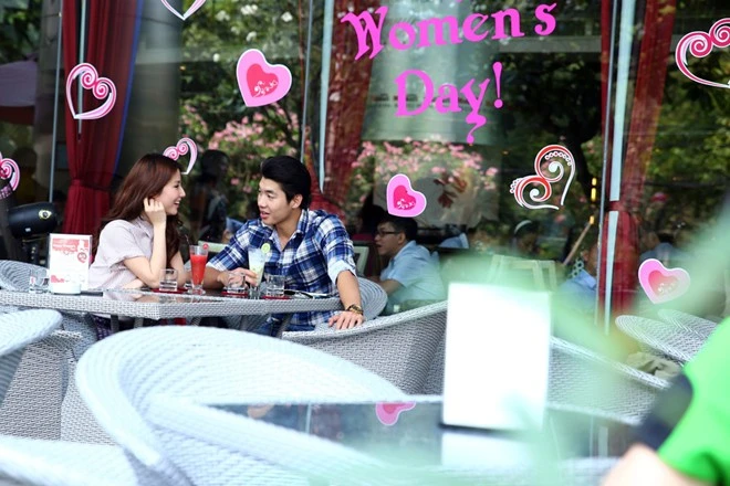 Trưa ngày 7/3, Diễm My 9X và Trương Nam Thành có buổi gặp gỡ tại trung tâm TP.HCM. Nữ diễn viênVáy hồng tầng 24mặc thanh lịch với sơ-mi và quần âu, còn Á quânBước nhảy hoàn vũkhá hiện đại, trẻ trung trong trang phục áo ca-rô, quần jeans rách rất ''phủi''. Cả hai bị bắt gặp đang trò chuyện rất vui vẻ.