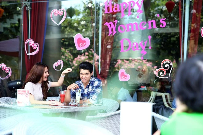 Cặp đôi trò chuyện thân thiết, vui vẻ bên nhau thu hút sự chú ý của mọi người xung quanh.