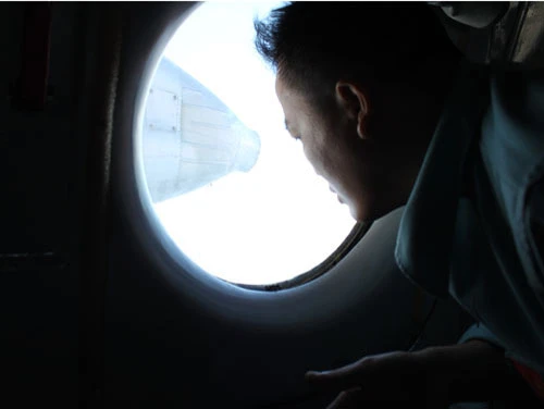 Tìm kiếm máy bay Malaysia mất tích: Đang ăn cơm…. bay liền để ứng cứu ảnh 1