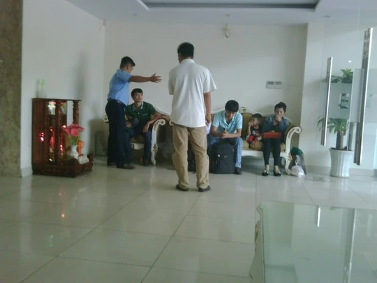 Một người đàn ông tự xưng là chủ tòa nhà đã cản trở nhà báo tác nghiệp