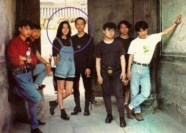 Bức ảnh này được chụp cách đây hơn 20 năm khi danh ca Vương Phi vẫn chưa nổi tiếng. Lúc ấy, cô là bạn gái của tay rocker Đậu Duy - sau này trở thành người chồng đầu tiên. Bức ảnh này được chụp cách đây hơn 20 năm khi danh ca Vương Phi vẫn chưa nổi tiếng. Lúc ấy, cô là bạn gái của tay rocker Đậu Duy - sau này trở thành người chồng đầu tiên.