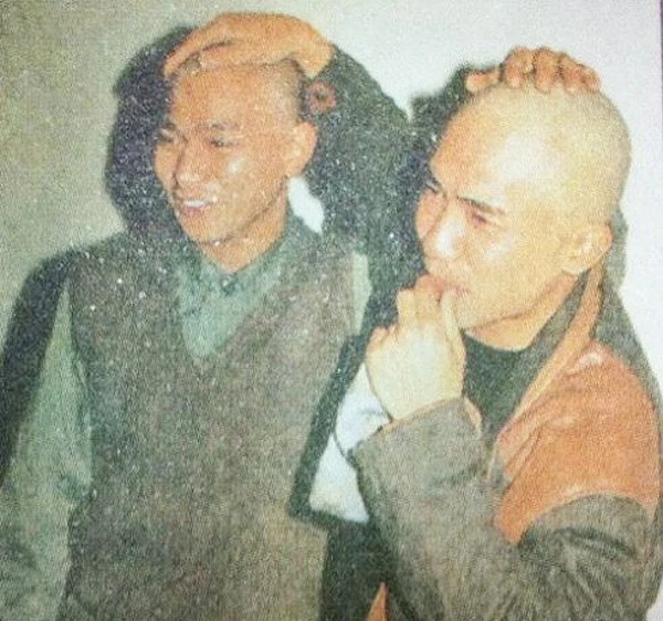 Năm 1984, khi cùng cạo đầu tham gia bộ phim TVBLộc đỉnh ký, Lưu Đức Hoa và Lương Triều Vỹ đã xoa đầu nhau chụp bức ảnh làm kỷ niệm. Năm 1984, khi cùng cạo đầu tham gia bộ phim TVBLộc đỉnh ký, Lưu Đức Hoa và Lương Triều Vỹ đã xoa đầu nhau chụp bức ảnh làm kỷ niệm.