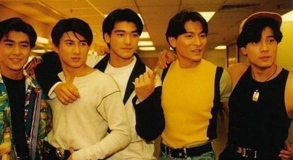 Bức ảnh hiếm hoi có mặt Thiên vương Hong Kong và Tiểu thiên vương Đài Loan thời xa xưa: Quách Phú Thành, Lưu Đức Hoa, Kim Thành Vũ, Ngô Kỳ Long và Lâm Chí Dĩnh (từ phải sang). Bức ảnh hiếm hoi có mặt Thiên vương Hong Kong và Tiểu thiên vương Đài Loan thời xa xưa: Quách Phú Thành, Lưu Đức Hoa, Kim Thành Vũ, Ngô Kỳ Long và Lâm Chí Dĩnh (từ phải sang).