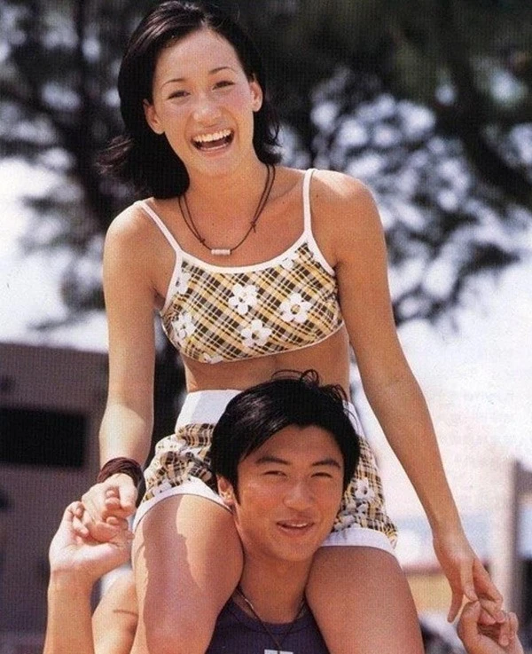 Tạ Đình Phong công kênh mỹ nhân gốc Việt Maggie Q trên vai khi hai người đóng chung bộ phimGen-Y Copscách đây 14 năm. Tạ Đình Phong công kênh mỹ nhân gốc Việt Maggie Q trên vai khi hai người đóng chung bộ phimGen-Y Copscách đây 14 năm.