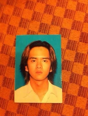 Mới đây, bé An củaĐất phương Namcũng khoe hình thẻ thời còn đi học trông rất lãng tử với mái tóc dài của mình trên trang cá nhân. Bây giờ anh đã bước sang tuổi 30 và là bố của cậu con trai 5 tuổi. Hiện tại, Hùng Thuận đang có mặt tại Top 3Nam diễn viên phụ được yêu thích nhấttại giải thưởng HTV Awards.