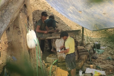 Vàng tặc hoạt động hết sức công khai và rầm rộ nhưng chính quyền sở tại tỏ ra bất lực