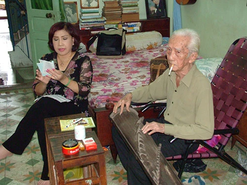 Khi Hãng phim Trẻ thực hiện bộ phim tư liệu về NSND Lệ Thủy, bà đã ca lại bài tân cổ giao duyên Cô hàng chè tươi do NSND Viễn Châu đàn tranh