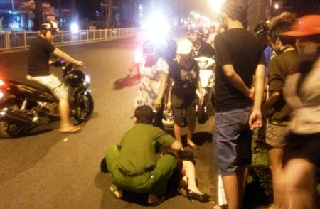 Trong bàn ăn một người đàn ông khoảng 30 tuổi là bạn của chị họ chị Anh đến bắt chuyện làm quen. Người đàn ông này cho biết mới từ Đà Lạt lên thành phố chơi và đang ở một khách sạn ở quận 10. Hai bên trao đổi số điện thoại và người đàn ông này nhờ chị Anh chở về khách sạn sau khi tàn bữa ăn.