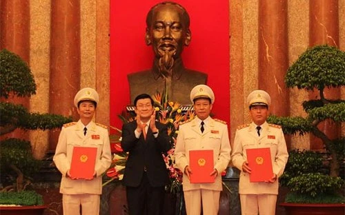 Chủ tịch nước Trương Tấn Sang trao quyết định thăng cấp bậc hàm Thượng tướng công an cho 3 Thứ trưởng Bộ Công an ngày 22-7-2013