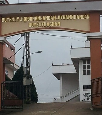 Cách viết khó hiểu trên cổng của UBND huyện Thạch An, Cao Bằng.