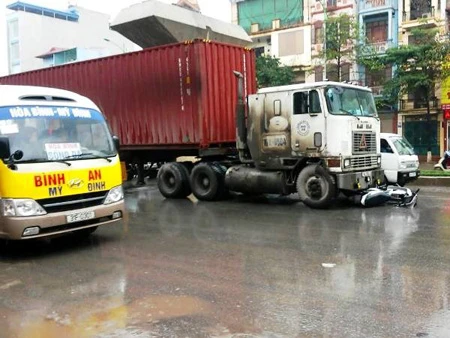 Tài xế container cố tình đâm thẳng vào xe CSGT ảnh 2