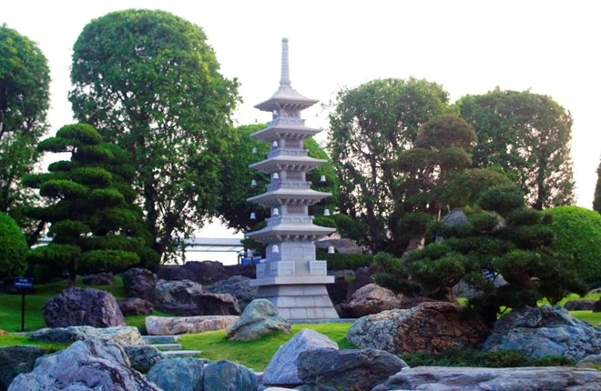 Rin Rin Park được kiến trúc sư thiết kế hài hòa với cỏ cây, đá, sỏi, nước mang đậm nét văn hóa, phong cách đặc trưng của các khu vườn Nhật Bản truyền thống.Cây xanh được tỉa thành hình tròn và các khối đá với hình dáng tự nhiên đan xen vào nhau. Tất cả các loại cây vạn niên tùng, bon sai, đá... đều được chủ nhân đem về từ tỉnh Ehime, Nhật Bản.