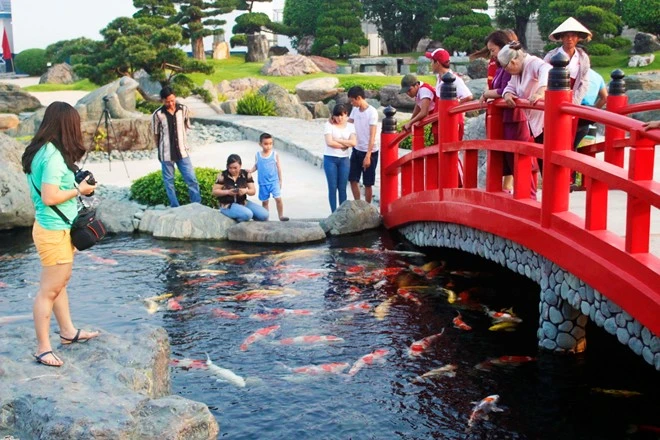 ... Nhưng khu vực thu hút người tham quan là hồ nước dưới cây cầu, nơi hơn 200 con cá chép quý hiếm của Nhật Bản bơi lội. Những con cá chép này thuộc dòng cá Koi, được xem là đem lại sự thịnh vượng, giàu có và may mắn.