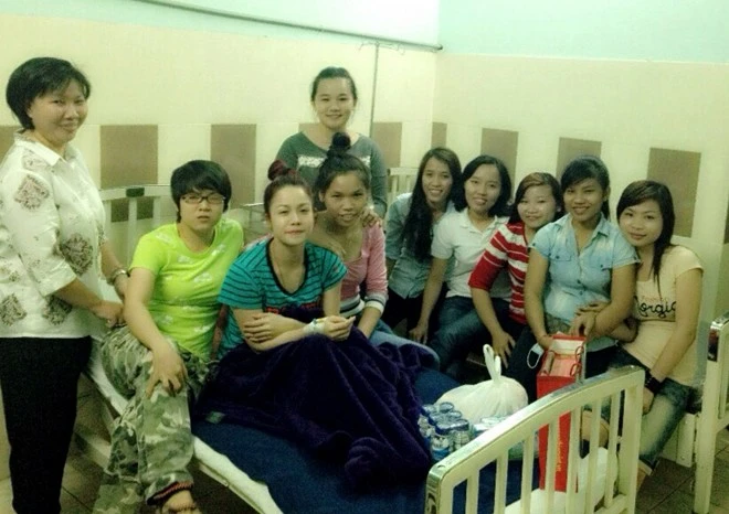 Rất nhiều fan hâm mộ từ các nơi đổ về thăm thần tượng khi hay tin cô nhập viện. Rất nhiều fan hâm mộ từ các nơi đổ về thăm thần tượng khi hay tin cô nhập viện.