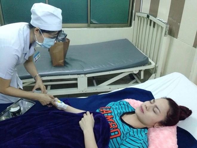 Nhật Kim Anh nằm điều trị tại bệnh viện sau khi bị amidan hành sốt co giật. Nhật Kim Anh nằm điều trị tại bệnh viện sau khi bị amidan hành sốt co giật.