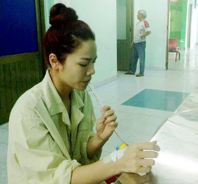 Hằng ngày cô phải xông họng để chữa trị bệnh. Hằng ngày cô phải xông họng để chữa trị bệnh.