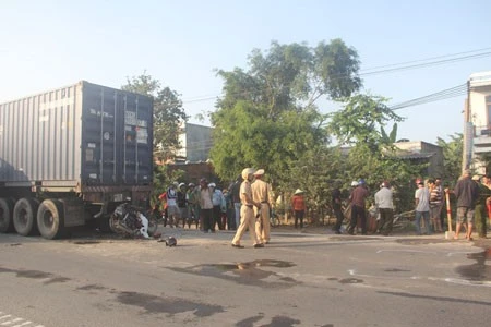 Công an có mặt tại hiện trường để điều tra làm rõ vụ tai nạn.