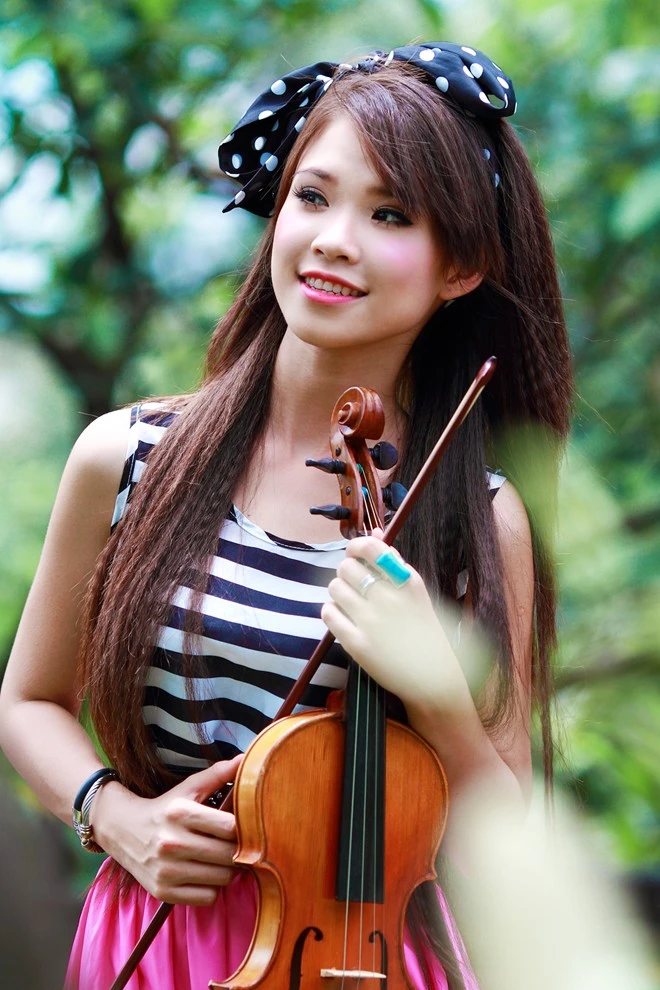 Khởi My: Kém Mỹ Tâm gần 1 giáp, giọng caGửi cho anhđang là gương mặt được nhiều bạn trẻ yêu mến, hâm mộ. Tuy nhiên, nếu cô bạn đồng trang lứa là Hoa hậu Diễm Hương từng gây xôn xao dư luận vì chuyện kết hôn rồi ly dị, quán quân chương trình Gương mặt thân quen vẫn là cô nàng độc thân vui tính. Cô thích được bận rộn với lịch đi hát, dẫn chương trình... dày đặc để kiếm tiền mua nhà, ổn định cuộc sống của hai mẹ con hơn dành thời gian cho chuyện yêu. Nhập mô tả cho ảnh