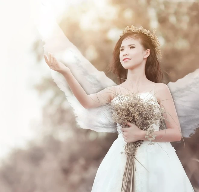 Khởi My từng tâm sự mẹ khá khó tính và không muốn con gái yêu sớm. Chuyện chia tay của ba mẹ và những trải nghiệm trong cuộc sống khiến nữ ca sĩ muốn tập trung vào sự nghiệp và dự tính tới khoảng 30 tuổi sẽ tìm kiếm ý trung nhân. "Tôi rung động trước những tin nhắn quan tâm hay cách nói chuyện của người ấy khiến tôi mến họ. Tôi chưa bị một người đàn ông nào làm trúng tiếng sét ái tình. Tôi chỉ mến họ, rồi lại coi họ như những người bạn vì tôi xác định mình chưa cần yêu tại thời điểm này", Khởi My cho biết. Nhập mô tả cho ảnh