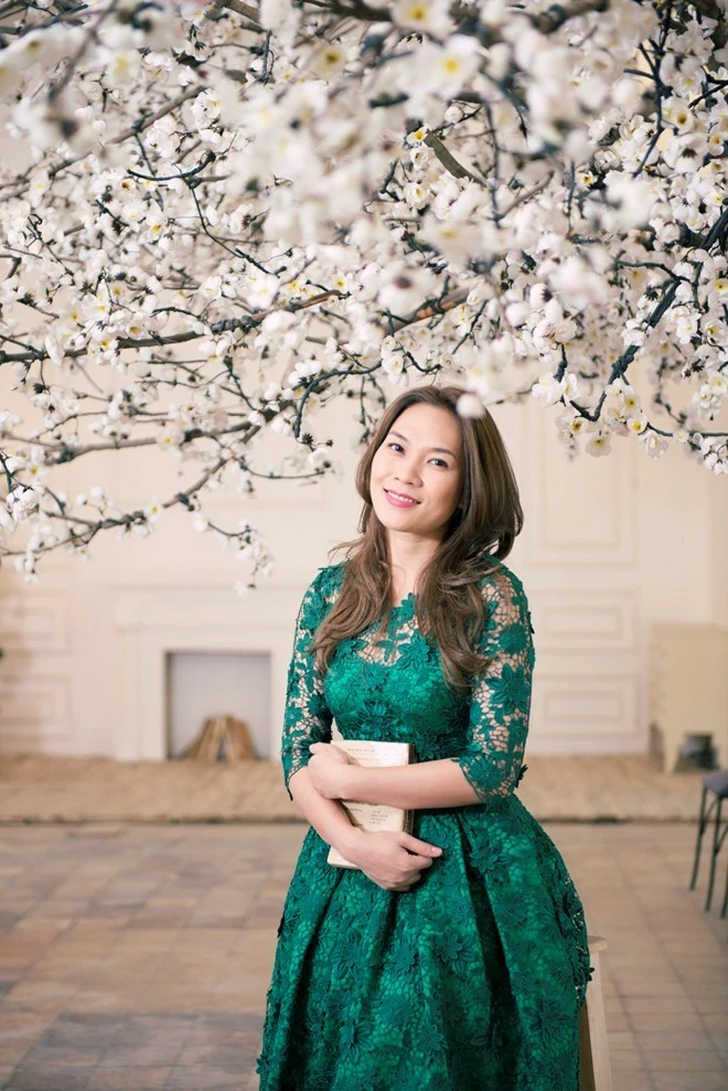 Thế nhưng, gạt mọi góp ý hay đồn thổi sang một bên, Mỹ Tâm vẫn bận rộn với các dự án âm nhạc, chuyện ngồi ghế nóng Vietnam Idol hoặc những chiến dịch thiện nguyện hoành tráng. Nữ ca sĩ tỏ ra rất đồng cảm với sự quan tâm của mọi người khi chia sẻ: "Tôi giống khán giả vậy đó, cũng có lúc sốt ruột nhưng đến khi không thấy gì thì bây giờ lại thôi, không muốn nhắc nữa. Câu trả lời thật nhất là đến bây giờ tôi vẫn chưa có dự định bao nhiêu tuổi sẽ lập gia đình". Mỹ Tâm cũng bật mí muốn được rủ chồng lên núi uống rượu và ngắm trăng sau khi kết hôn. Nhập mô tả cho ảnh